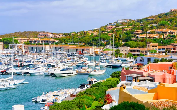 Marina con yacht di lusso al Mar Mediterraneo a Porto Cervo reflex — Foto Stock