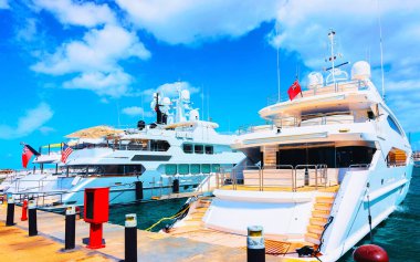 Porto Cervo Costa Smeralda Sardina 'daki marinada lüks yatlar.