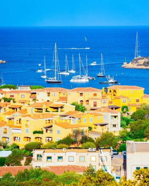 Marina sahnesi ve Porto Cervo refleksinin lüks yatları.
