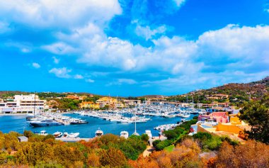 Marina 'nın sahnesi ve Porto Cervo refleksinde lüks yatlar