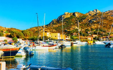 Marinada lüks yatlar Porto Cervo Costa Smeralda Sardunya refleksi