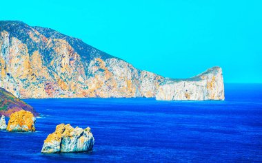 Nebida 'da Porto Corallo ve Akdeniz' de Karbonia Iglesias Sardunya refleksi