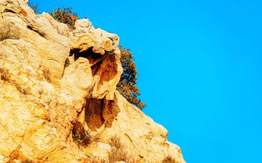 Sardunya 'daki Costa Smeralda' daki doğa dağları İtalya refleksi