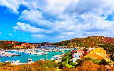Porto Cervo Costa Smeralda Sardunya refleksi limanında lüks yatlar