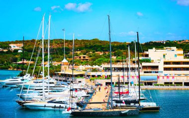 Porto Cervo Costa Smeralda Sardina refleksinde lüks yatlar.