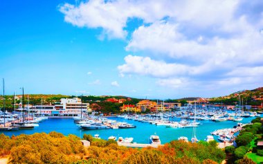 Porto Cervo Costa Smeralda Sardina limanında lüks yatlar