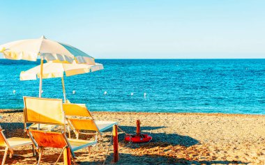 Akdeniz 'deki güneş şemsiyesi Chia Sahili Güney Sardunya İtalya refleksi