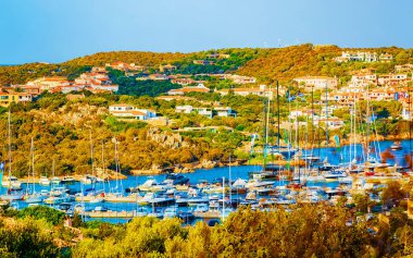 Porto Cervo İtalya refleksindeki marinada lüks yatları olan şehir manzarası
