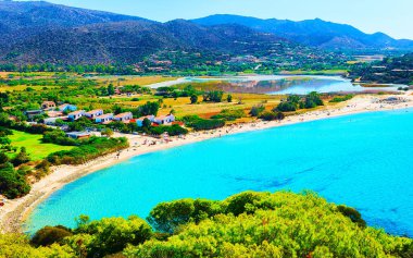 Akdeniz refleksinde Chia plajı