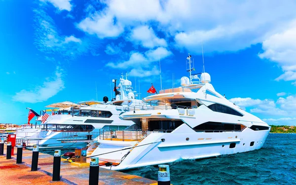 Luxus jachtok a kikötőben Porto Cervo Costa Smeralda Olaszország reflex — Stock Fotó