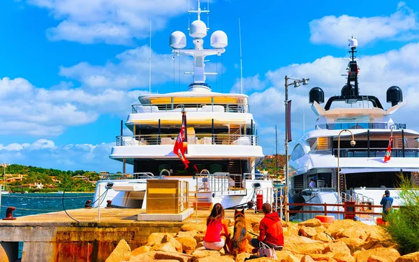 Lidé v nábřeží s jachtami na Porto Cervo Sardinie reflex — Stock fotografie