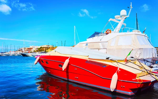 Lyxyacht i marinan på Porto Cervo Costa Smeralda Sardina reflex — Stockfoto