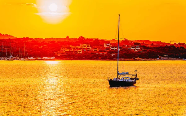 Loď ve Středozemním moři v Costa Smeralda Sardinie Itálie východ slunce reflex — Stock fotografie