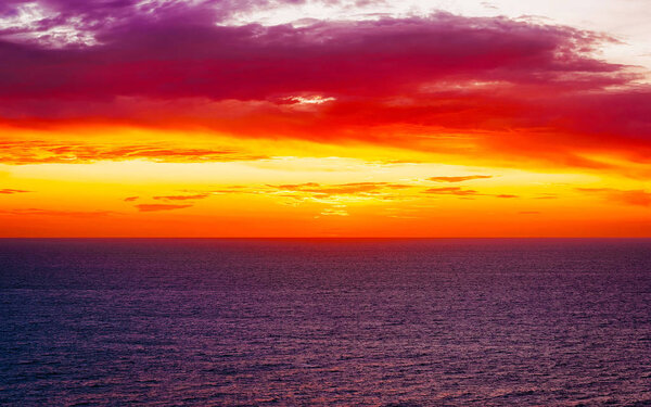 Идиллический закат над Средиземным морем Portoscuso Carbonia Сардиния рефлекс
