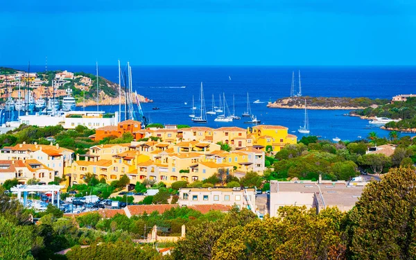 Paesaggio con Marina e yacht di lusso a Porto Cervo reflex — Foto Stock