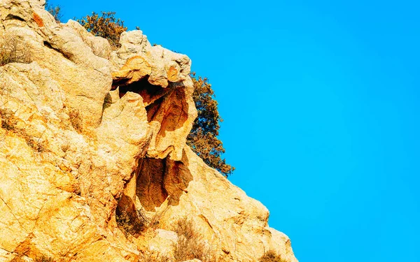 Montanhas naturais em Costa Esmeralda em Sardenha Itália reflexo — Fotografia de Stock