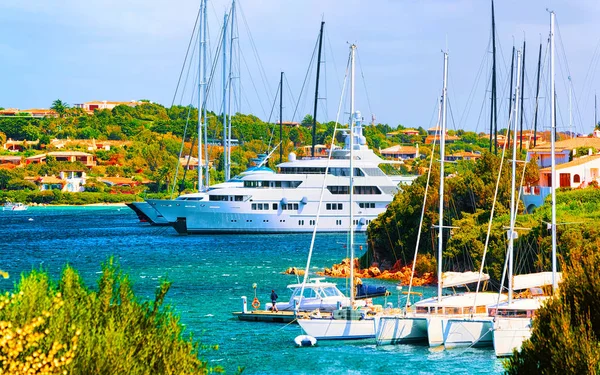 Paesaggio con yacht di lusso nel porto turistico di Porto Cervo Italia reflex — Foto Stock