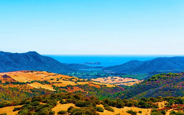 Landskap berg vid Teulada Cagliari provinsen Sardinien reflex — Stockfoto