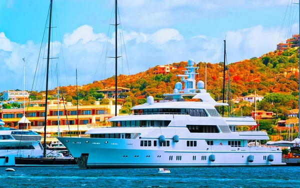 Yates de lujo en puerto deportivo de Porto Cervo Cerdeña Italia reflex —  Fotos de Stock