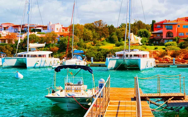 Muelle con yates de lujo en el puerto deportivo de Porto Cervo Cerdeña reflex —  Fotos de Stock