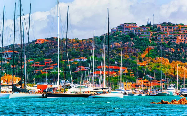 Paesaggio con yacht di lusso nel porto turistico di Porto Cervo Sardinia reflex — Foto Stock