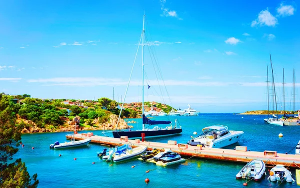 Yacht di lusso in porto a Porto Cervo Costa Smeralda Sardina reflex — Foto Stock