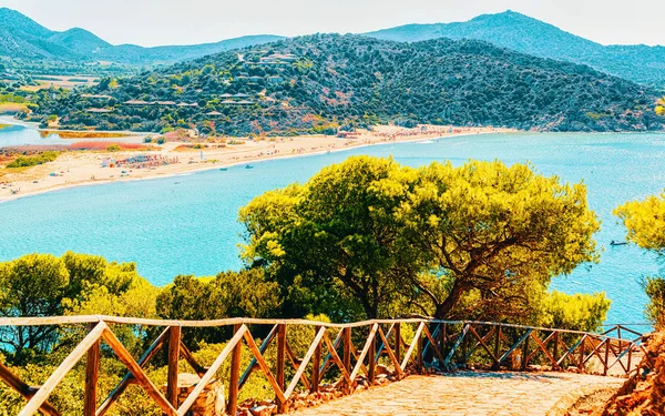 Spiaggia di Chia vicino al Mar Mediterraneo nel Sud Sardegna in Italia riflesso — Foto Stock