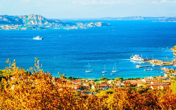 Paesaggio dell'Isola di Palau Maddalena in Sardegna Italia riflesso — Foto Stock