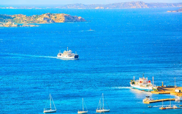 Naves en Isla Maddalena en Costa Smeralda Cerdeña reflex — Foto de Stock