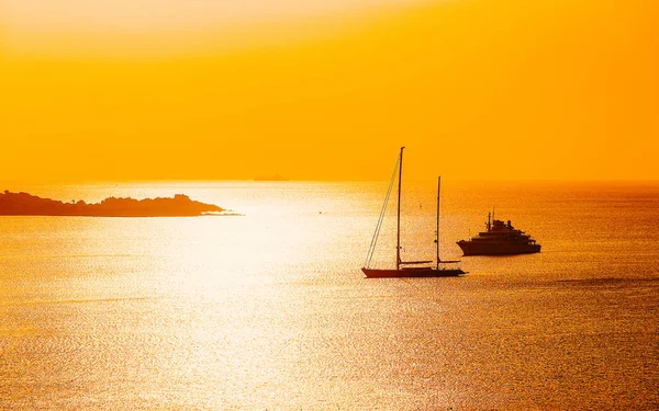 Yacht a Porto Rotondo alba Mar Mediterraneo Sardegna Italia riflesso Foto Stock Royalty Free