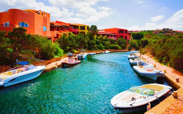 Boote an der Anlegestelle in porto cervo costa smeralda sardina reflex lizenzfreie Stockfotos