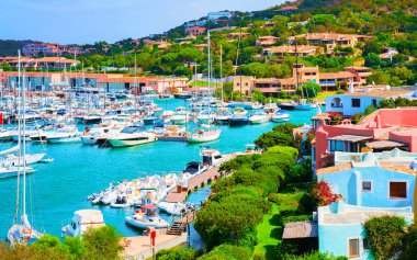 Limandaki lüks yatlar Porto Cervo Costa Smeralda Sardina refleksi