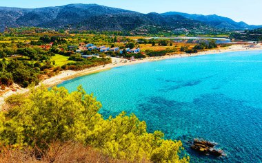 Akdeniz kıyısındaki Chia Sahili Sardunya refleksi