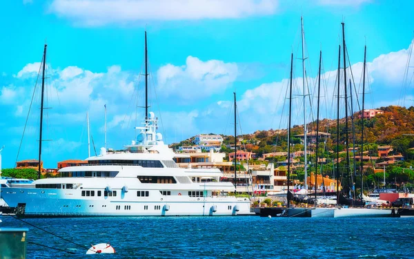 Városkép luxus jachtok a kikötő Porto Cervo Sardina reflex — Stock Fotó