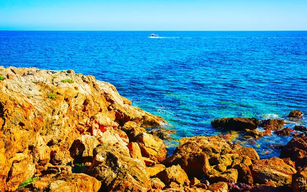 Felsen am Chia-Strand am Mittelmeer Sardinien-Reflex — Stockfoto