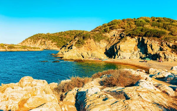 Playa de Chia en el Mar Mediterráneo en el sur de Cerdeña en Italia reflejo — Foto de Stock