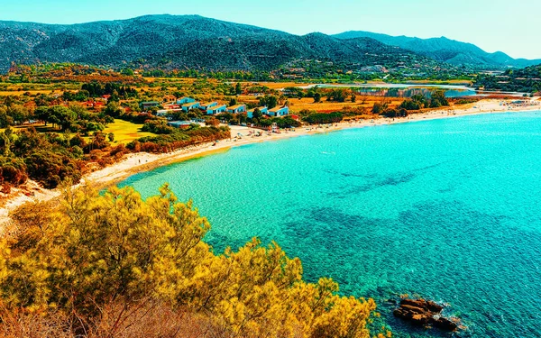Playa de Chia en el Mar Mediterráneo en el sur de Cerdeña de Italia reflejo — Foto de Stock