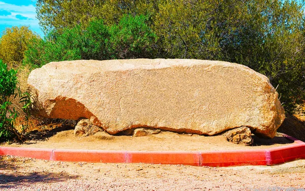 Pedra grande em Costa Smeralda Sardenha reflexo — Fotografia de Stock
