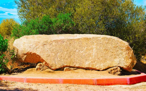 Pedra com o nome Costa Smeralda Sardenha reflexo — Fotografia de Stock
