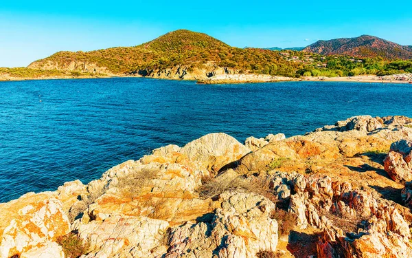 Spiaggia di Chia nel Mar Mediterraneo nel Sud Sardegna in Italia riflesso — Foto Stock