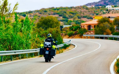 Costa Smeralda refleksinde motosiklet yolda