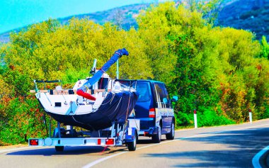 Motorlu araç Olbia refleksi yolunda römorkta.