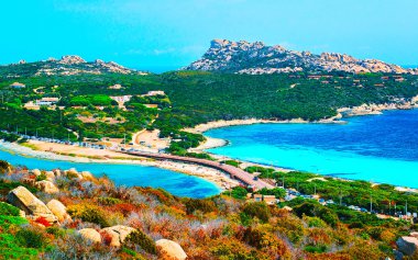 Santa Teresa Gallura 'da yol ve plaj manzarası