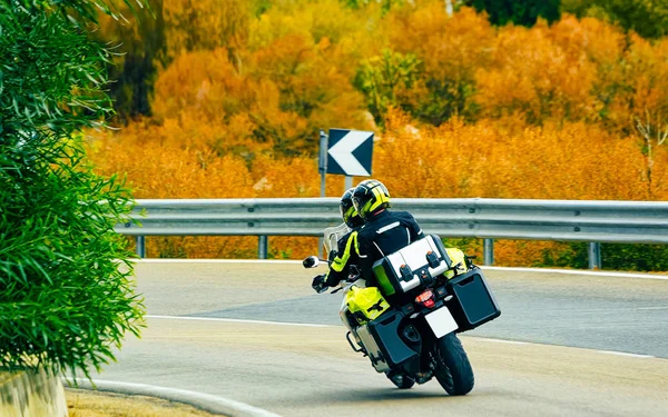 Motocicleta na estrada em Costa Smeralda reflexo — Fotografia de Stock