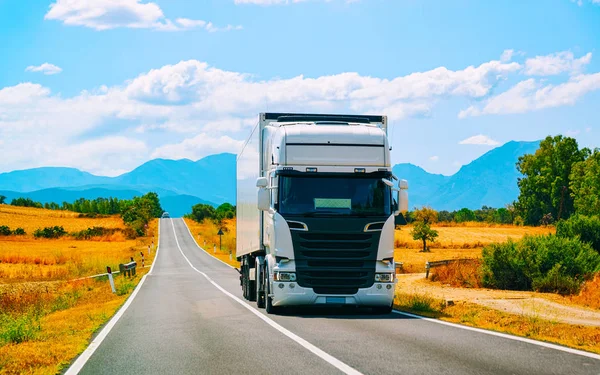 サルデーニャ島カリアリの高速道路でトラックと風景反射 ストック写真