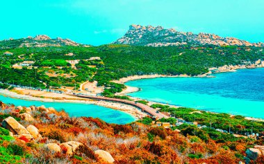 Capo Testa 'daki plaj Santa Teresa Gallura Sardunya İtalya refleksi