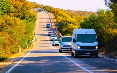 Costa Smeralda refleksi caddesinde mini minibüs yolda.