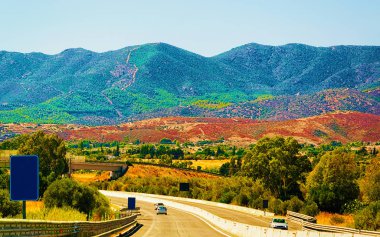 Sardunya refleksi üzerine Cagliari 'de manzara yolu