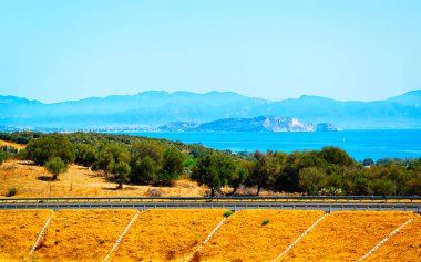 Sardunya Adası 'nda arabasız yol Akdeniz refleksi ile bomboş