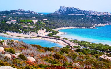 Yol ve sahil manzaralı Capo Testa Santa Teresa Gallura refleksi